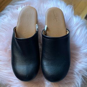 Universal Thread black low clogs